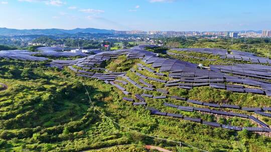 广东梅州五华县山坡上的太阳能光伏板全景