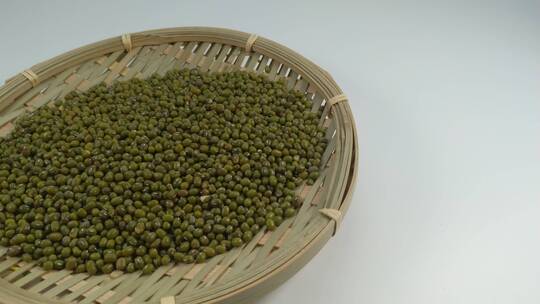 白底滑轨绿豆豆子健康食材视频素材模板下载