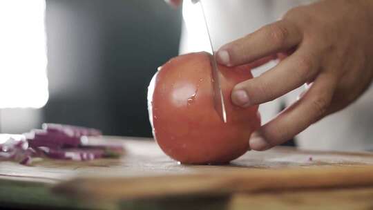 特写将红色西红柿切成两半视频素材模板下载