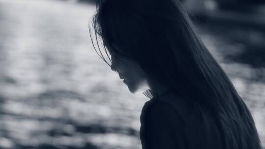 女孩独自一个人在江边吹风4k黑白视频素材