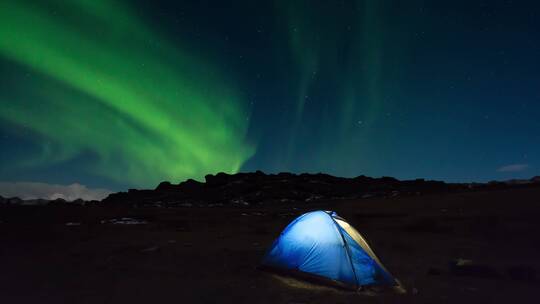 以北极光为背景的旅游帐篷——北极光。