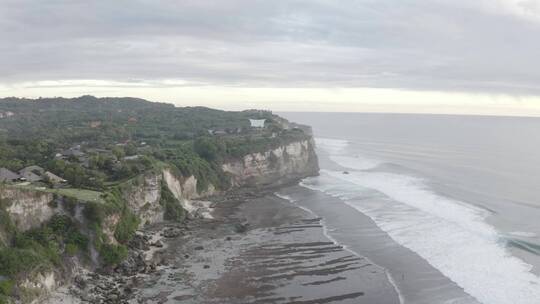 海浪冲击海岸的航拍视频