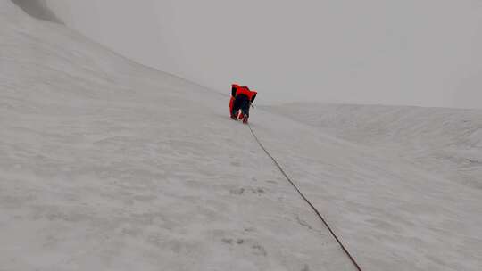 攀登川西格聂山区阿萨贡格雪山的登山者