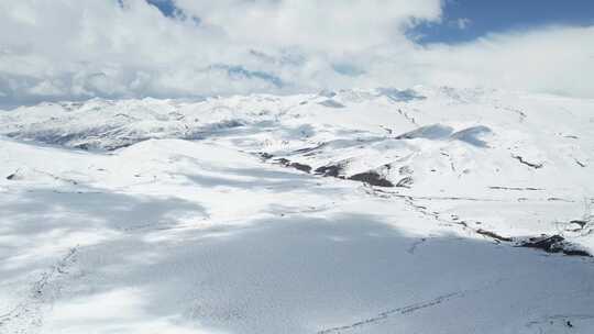 青海 拉脊山蓝天白云雪山航拍视频