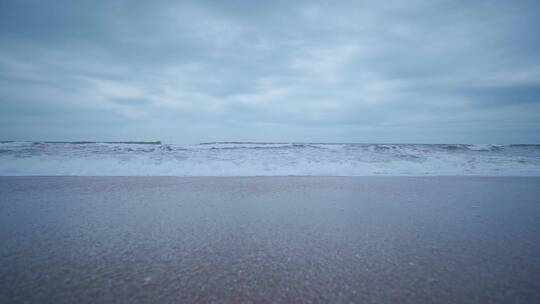 寂静的沙滩和海浪