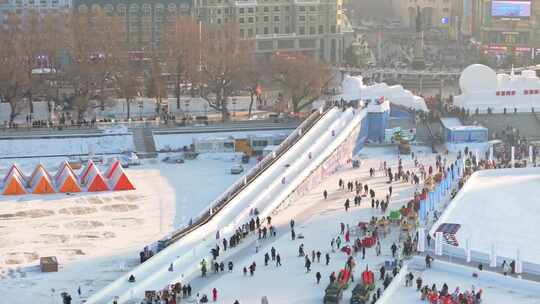 哈尔滨冰雪嘉年华松花江上冰雪滑梯航拍