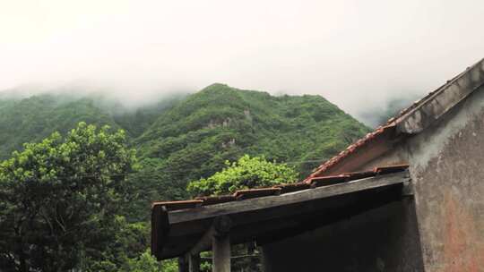 山景中的小房子