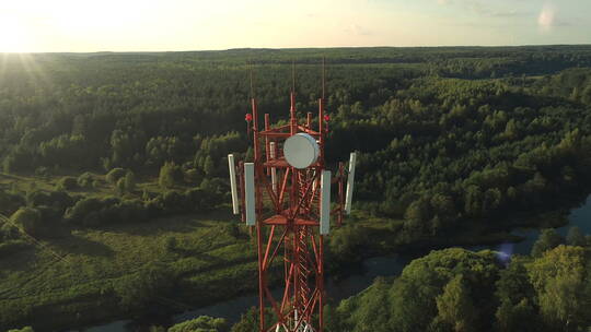 航拍伫立在森林的信号塔视频素材模板下载