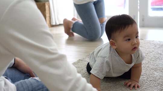 小男孩爬向父母