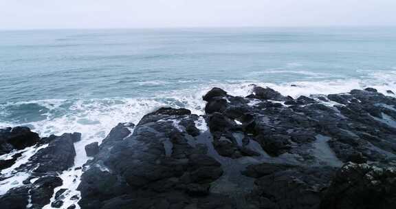 海浪溅过岩石床的景色