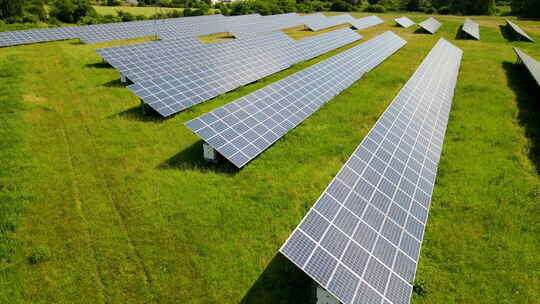 农场上的太阳能电池板——太阳能电池板吸收视频素材模板下载