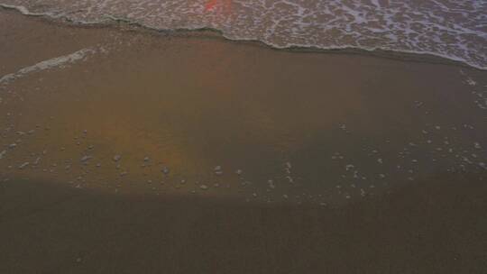 海浪拍打着沙滩视频素材模板下载