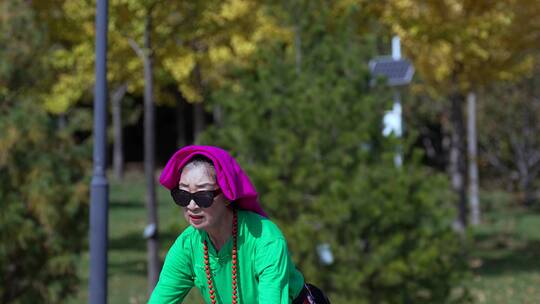 4k升格实拍穿藏族民族服饰跳舞的老年女性