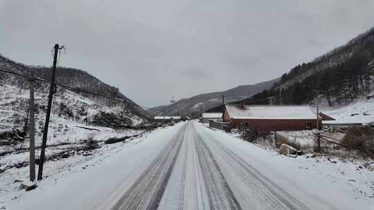 【原创】开车行驶在雪地公路上 下雪开车