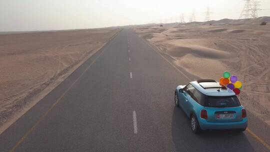 沙漠公路上行驶的车辆