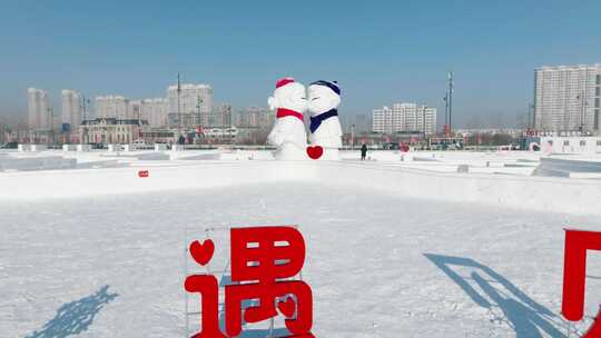 雪地上的雪人雕塑及相关装饰景观哈尔滨旅游