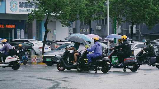 升格雨天的外卖小哥