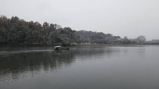 西湖宝石山湖水雪景