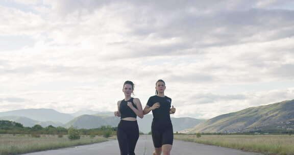 两名女子跑步后休息，庆祝训练成功喘口气