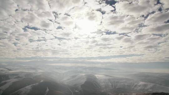 多云的天空在群山之上行进视频素材模板下载