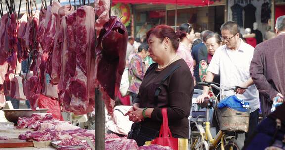 成都露天菜市场生猪肉摊位消费旺盛热闹集市