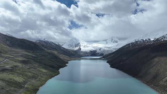 云雾缭绕的萨普神山 碧绿湖水的高原湖泊