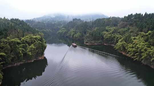 湖面游船坐船旅游