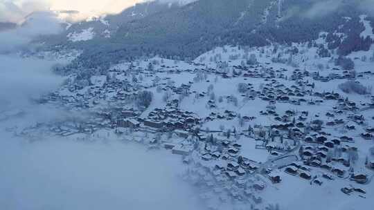 4K冬天瑞士阿尔卑斯山小镇格林德沃尔德的视频素材模板下载