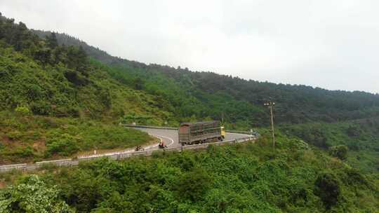 越南山区蜿蜒道路的鸟瞰图。