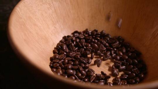 咖啡豆下落慢动作镜头视频素材模板下载