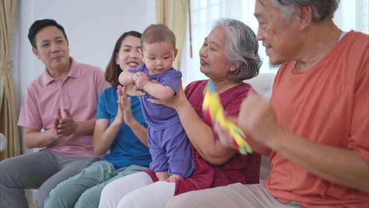 祖父母和父母带着他们的小孩在房子的客厅里