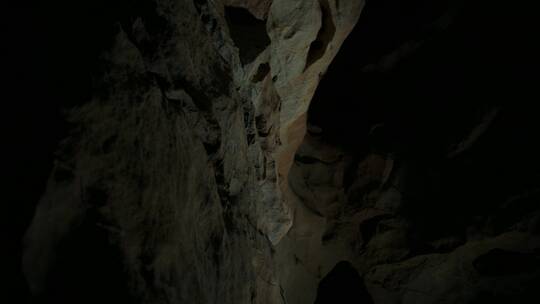 山洞深处岩石内壁一滴水落下