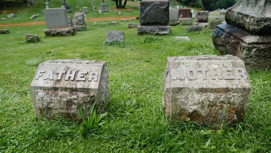草坪上的坟墓特写镜头