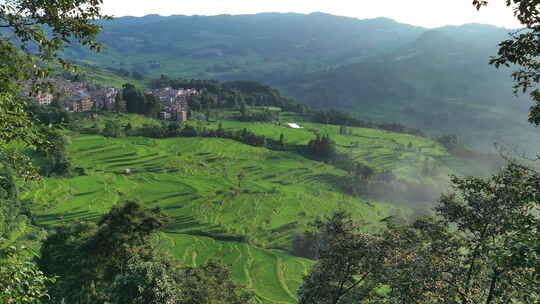 云南山间梯田与村庄全景