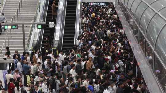 深圳岗厦北地铁高峰期人群