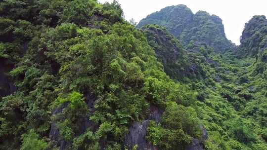 飞越陡峭的山脉