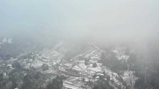 大自然寒潮冬天下雪的村庄田野航拍风景