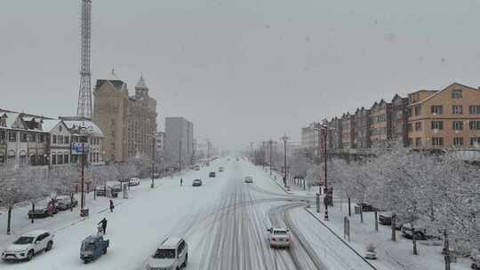 高角度拍摄大雪纷飞的马路241031 (2)