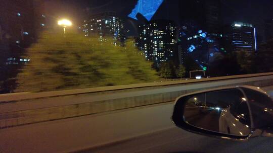 夜间驾驶特斯拉行驶在北京环路上