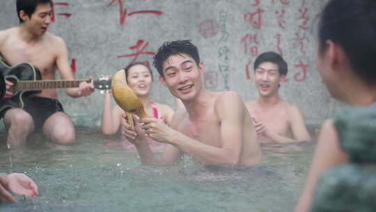 温泉中欢笑的年轻人们