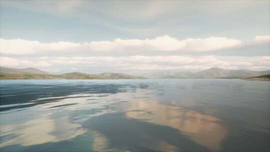 美丽平静的湖泊与日落