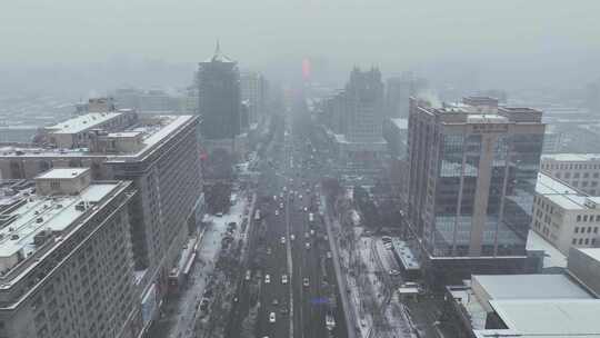 航拍陕西省西安市冬季街道大雪景观