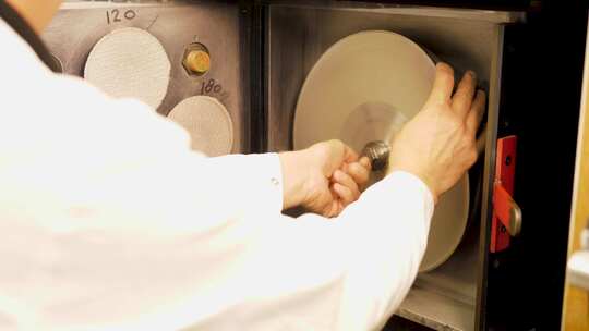 工业机器中的打磨音乐黑胶唱片模具