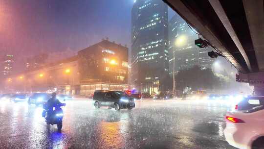 北京雨夜下班交通车流人流