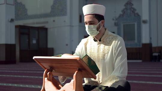 蒙面穆斯林在清真寺看圣经