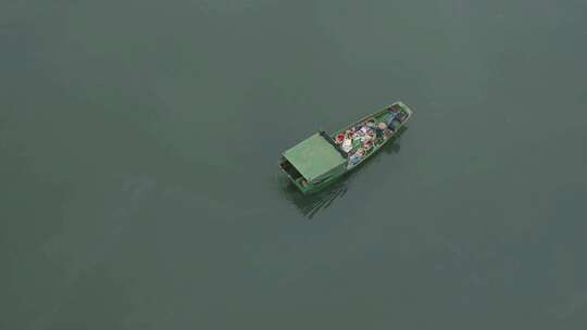  广东雷州海上一叶孤舟