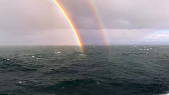 令人敬畏和可爱，罕见的双彩虹来自北海挪威