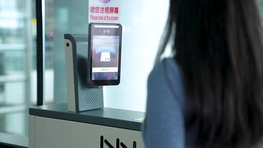 机场安检人脸识别闸机视频素材模板下载