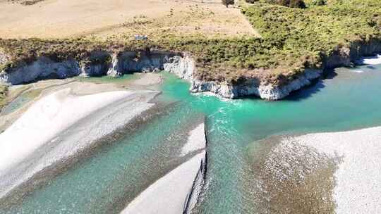 无人机视频新西兰的原始景观蓝色溪流绿色丘