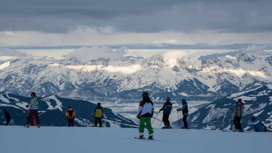 人们在阿尔卑斯山滑雪的时间推移